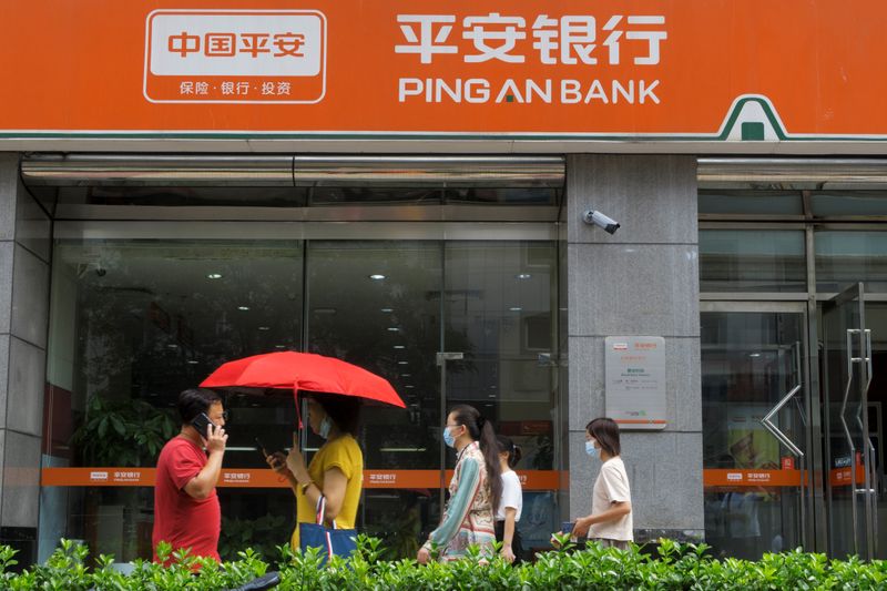 &copy; Reuters. People walk past a branch of Ping An Bank, a subsidiary of Ping An Insurance, in Beijing, China, August 27, 2020. REUTERS/Thomas Peter