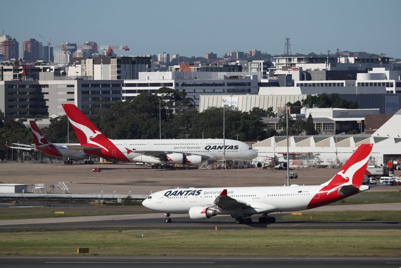 © Reuters. FILE PHOTO: Qantas planes are seen at Kingsford Smith International Airport in Sydney, Australia, March 18, 2020.  REUTERS/Loren Elliott/File Photo/File Photo