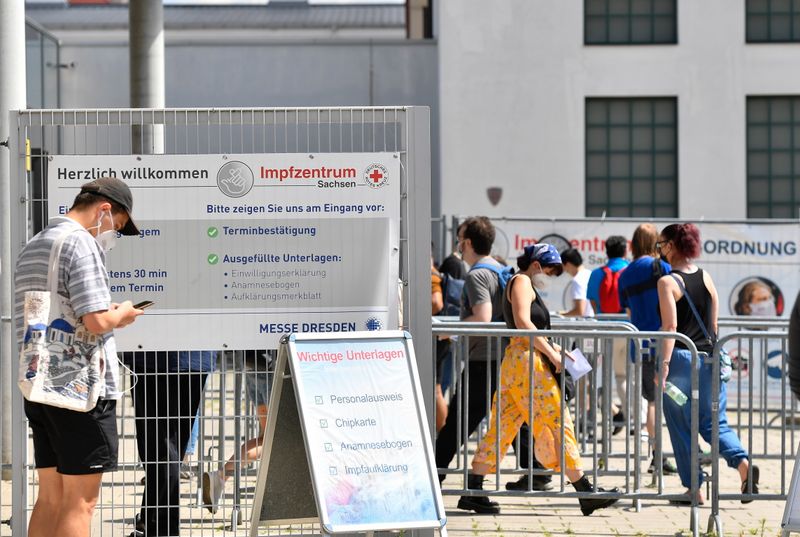 &copy; Reuters. أشخاص مصطفون لتلقي لقاح مضاد لكوفيد-19 في مركز تطعيم في دريسدن  بألمانيا يوم 30 يوليو تموز 2021. تصوير: ماتياس ريتشل - رويترز.
