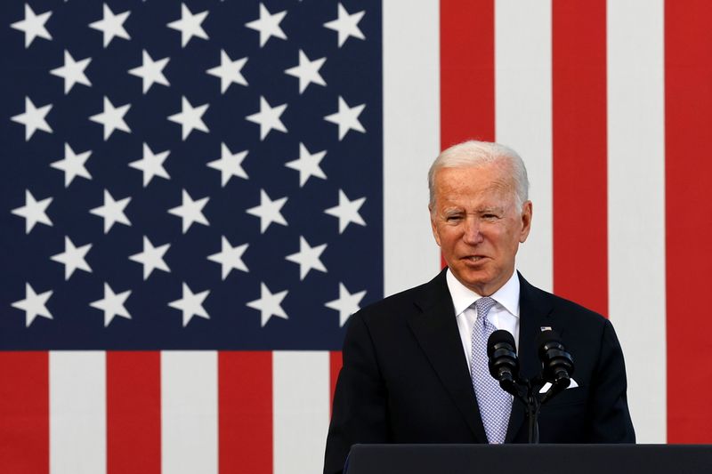 © Reuters. 　１０月２１日、バイデン米大統領（写真）は、議会上院に存在するフィリバスター（議事妨害）と呼ばれる慣行について、「一定の議案に関しては抜本的に変えるべき」との考えを示した。写真はペンシルベニア州 で２０日撮影（２０２１年　ロイター／Jonathan Ernst）
