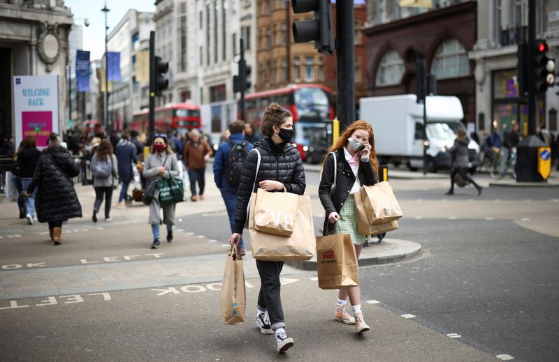 © Reuters. People walk at Oxford Street, as the coronavirus disease (COVID-19) restrictions ease, in London, Britain April 12, 2021. REUTERS/Henry Nicholls