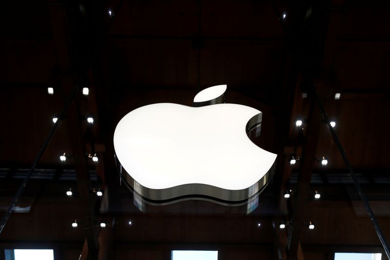 &copy; Reuters. FILE PHOTO: An Apple logo is pictured in an Apple store in Paris, France September 17, 2021. REUTERS/Gonzalo Fuentes/File Photo