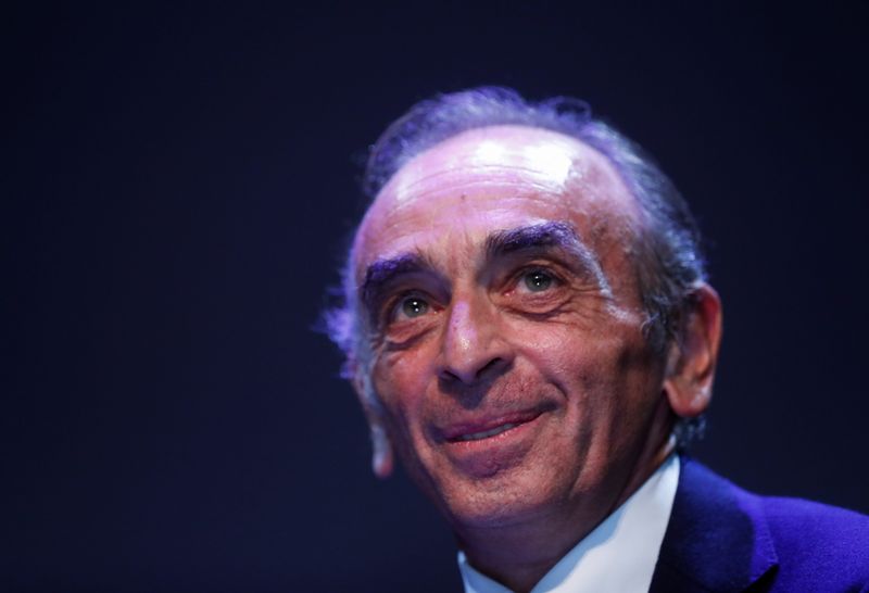 &copy; Reuters. FILE PHOTO: French far-right commentator Eric Zemmour attends a meeting for the promotion of his new book "La France n'a pas dit son dernier mot" (France has not yet said its last word) in Beziers, France, October 16, 2021. REUTERS/Eric Gaillard