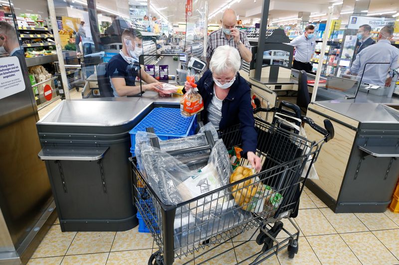 &copy; Reuters. FILE PHOTO: Customers at the food discounter ALDI buy groceries, as the spread of coronavirus disease (COVID-19) continues, in Duesseldorf, Germany, April 29, 2020. REUTERS/Wolfgang Rattay/File Photo  