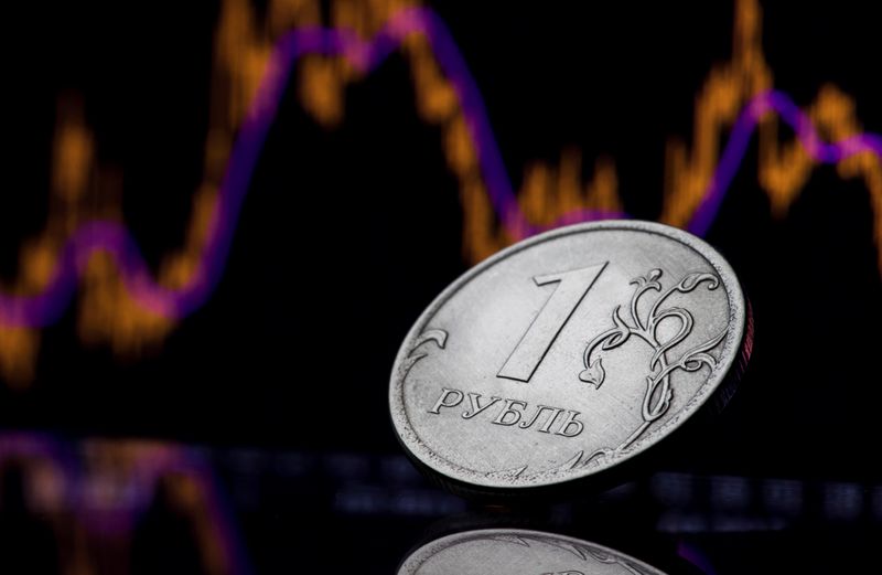 © Reuters. A view shows a Russian one rouble coin in this picture illustration taken October 26, 2018. Picture taken October 26, 2018. REUTERS/Maxim Shemetov