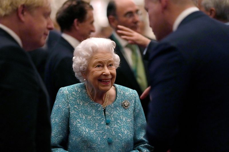 &copy; Reuters. الملكة إليزابيث الثانية ملكة بريطانيا ورئيس الوزراء بوريس جونسون يرحبان بضيوف قمة الاستثمار العالمي في حفل استقبال في قلعة وندسور يوم 19 أك