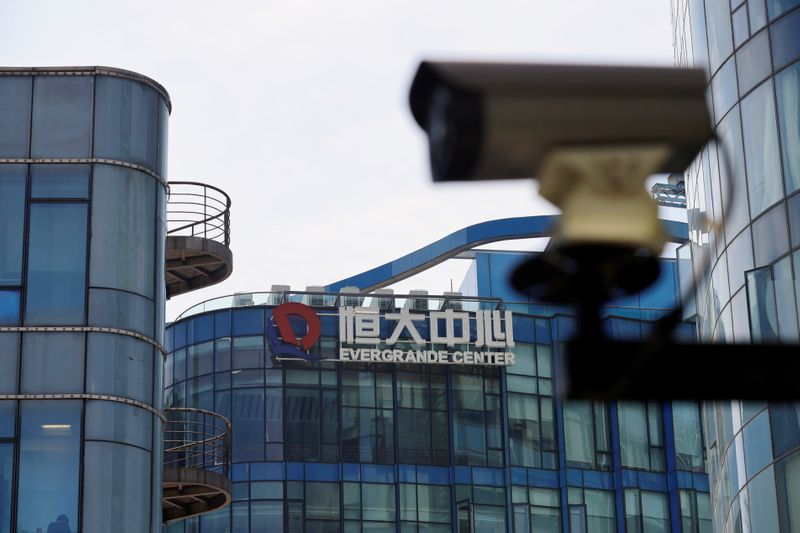 &copy; Reuters. A surveillance camera is seen near the logo of the China Evergrande Group at the Evergrande Center in Shanghai, China, September 24, 2021. REUTERS/Aly Song