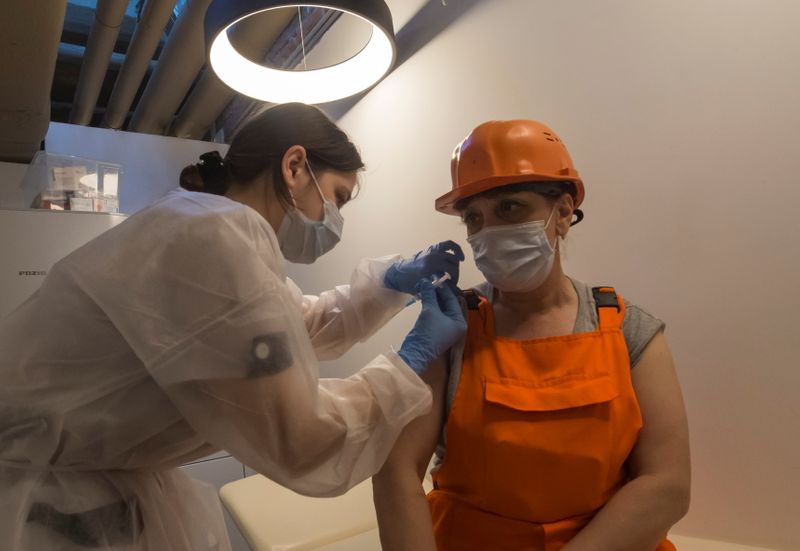 &copy; Reuters. A road worker receives an injection with Sputnik V (Gam-COVID-Vac) vaccine against the coronavirus disease (COVID-19) at a vaccination centre in Depo food mall in Moscow, Russia June 17, 2021.  REUTERS/Shamil Zhumatov