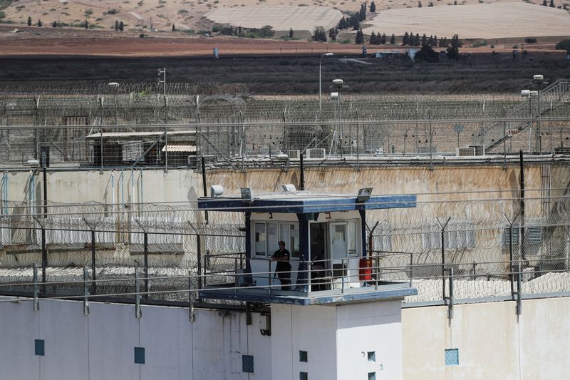 &copy; Reuters. جندي يقف في برج مراقبة في سجن جلبوع الإسرائيلي شديد الحراسة في شمال إسرائيل يوم 6 سبتمبر أيلول 2021. تصوير: عمار عوض - رويترز. 