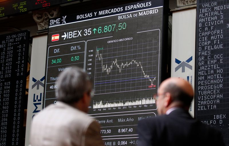 &copy; Reuters. FOTO DE ARCHIVO: Dos hombres observan un panel con datos de cotización en el interior de la Bolsa de Madrid, España, el 22 de junio de 2012. REUTERS/Andrea Comas