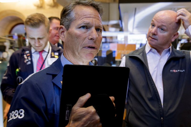 &copy; Reuters. Traders work on the floor of the New York Stock Exchange (NYSE) in New York City, U.S., October 20, 2021.  REUTERS/Brendan McDermid