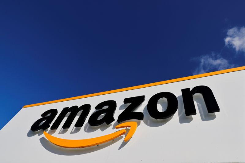 &copy; Reuters. FOTO DE ARCHIVO: El logo de Amazon en el centro logístico de la compañía en Boves, Francia, 6 de octubre de 2021. REUTERS/Pascal Rossignol