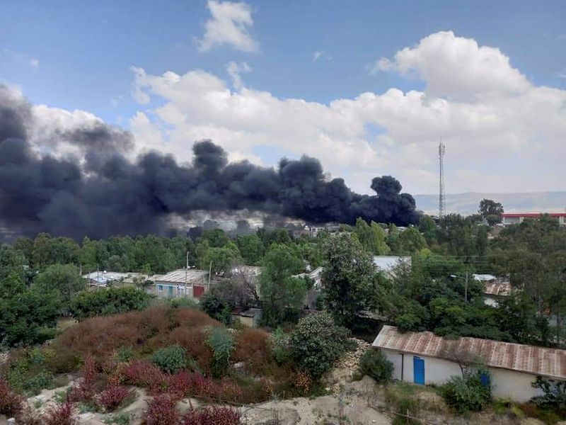 &copy; Reuters. الدخان يتصاعد من موقع تعرض لقصف جوي في مقلي عاصمة إقليم تيجراي في إثيوبيا في صورة لرويترز في 20 أكتوبر تشرين الأول 2021. 