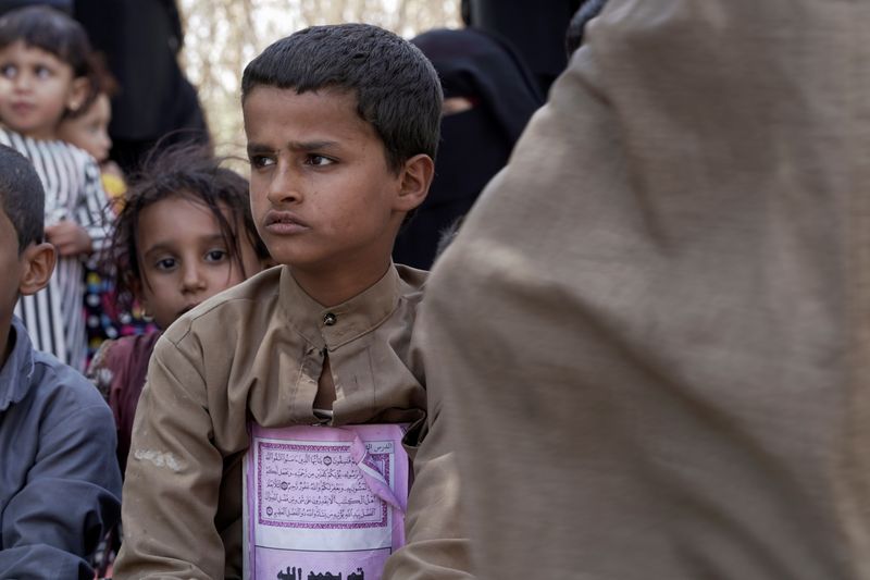 &copy; Reuters. نساء وأطفال يجلسون خارج كشك في مخيم للنازحين على مشارف مدينة مأرب باليمن يوم 20 أكتوبر تشرين الأول 2021. تصوير: رويترز.
(تستخدم الصورة للأغراض ا