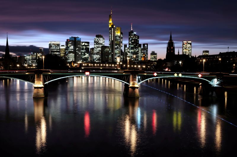 &copy; Reuters. O skyline com seu distrito financeiro é fotografado durante o pôr do sol enquanto a propagação da Covid-19 continua em Frankfurt, Alemanha, 26 de outubro de 2020. REUTERS/Kai Pfaffenbach