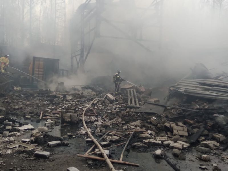 &copy; Reuters. Bomberos trabajan para apagar un incendio en una planta de pólvora y productos químicos en la región de Ryazan, Rusia 22 de octubre de 2021. Ministerio de Emergencias de Rusia/Handout via REUTERS
