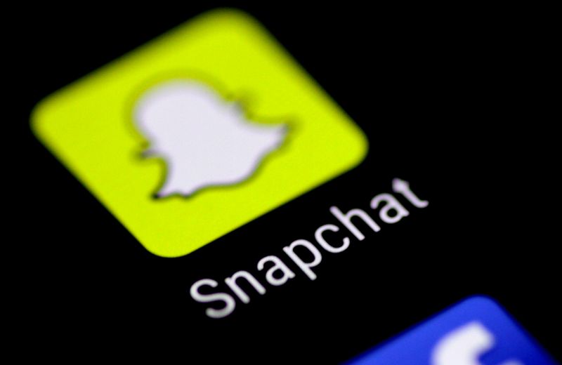 &copy; Reuters. Imagen de archivo del logo de la apliación de mensajería Snapchat en la pantalla de un móvil. 3 agosto 2017.   REUTERS/Thomas White