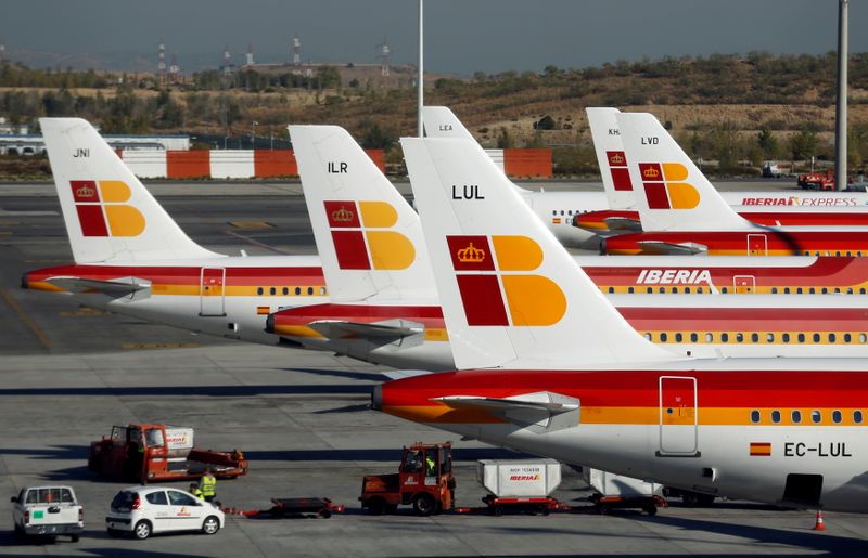 &copy; Reuters. FILE PHOTO: Passenger planes of Spain's flagship Iberia airline are parked at Terminal 4 of Madrid's Barajas airport October 18, 2013. REUTERS/Sergio Perez