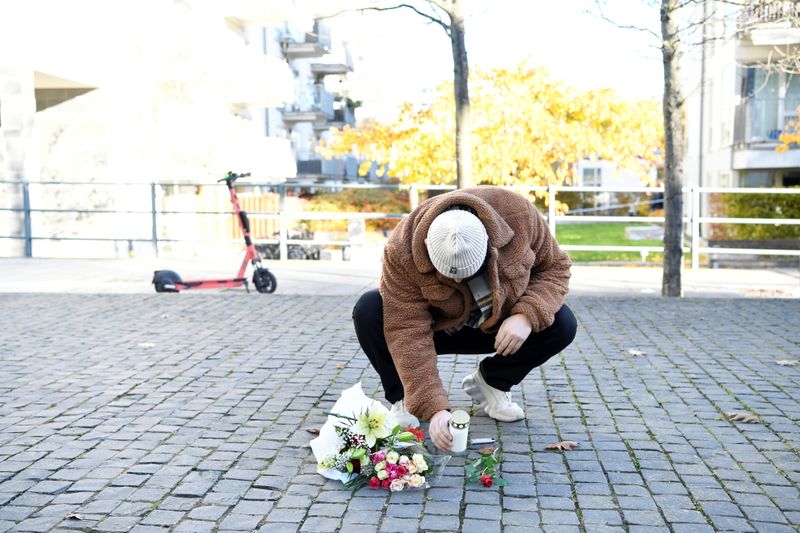 &copy; Reuters. رجل يضع زهورا وشمعة في الموقع الذي قتل فيه مغني الراب السويدي إينار في العاصمة ستوكهولم يوم الجمعة.
(صورة لرويترز من وكالة تي تي للأنباء ويتم