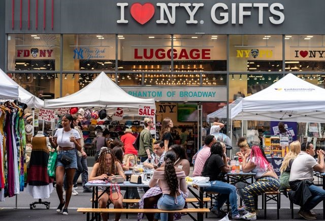 &copy; Reuters. Pessoas fazem compras em feira de rua perto do Times Square em Nova York, EUA
11/07/2021
REUTERS/Jeenah Moon