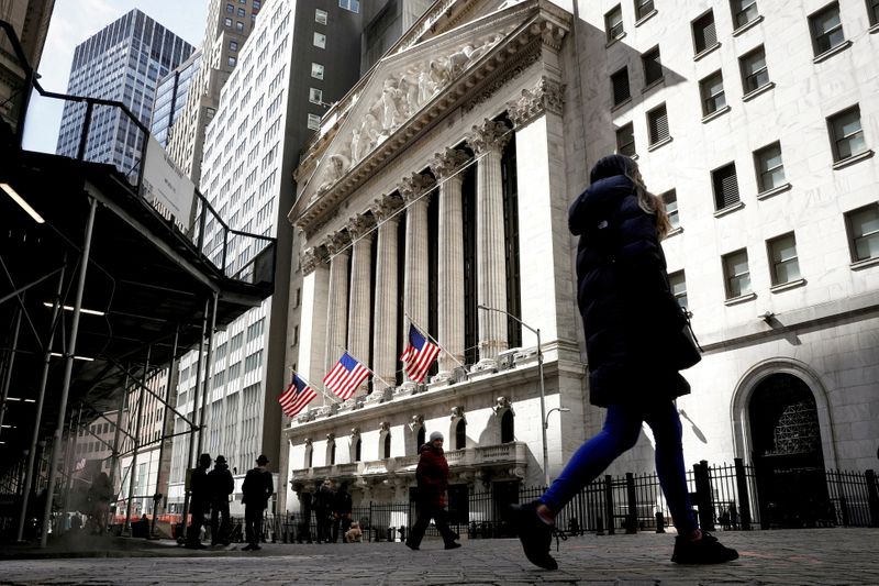 © Reuters. Pessoas são vistas em Wall Street, fora da Bolsa de Valores de Nova York (NYSE) na cidade de Nova York, EUA,
19/03/2021
REUTERS/Brendan McDermid