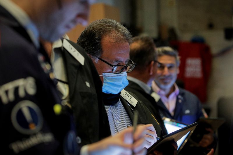 © Reuters. FILE PHOTO: Traders work on the floor of the New York Stock Exchange (NYSE) in New York City, U.S., October 21, 2021.  REUTERS/Brendan McDermid