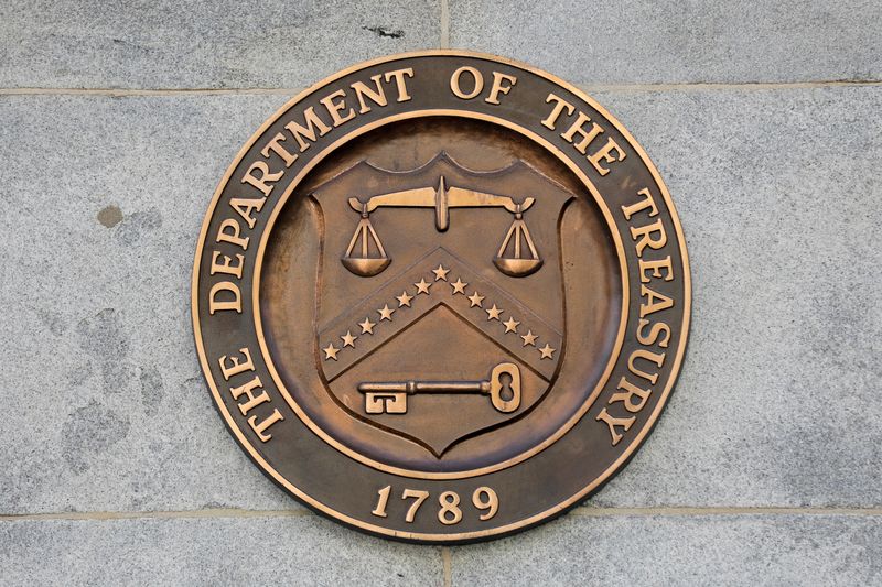 &copy; Reuters. لافتة تحمل شعار وزارة الخزانة الأمريكية في مقرها بالعاصمة واشنطن في صورة من أرشيف رويترز.