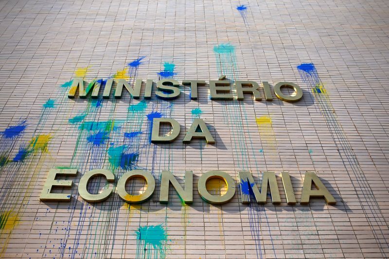 &copy; Reuters. Fachada do Ministério da Economia manchada de tinta lançada por manifestantes em protesto, Brasília
07/10/2021
REUTERS/Adriano Machado
