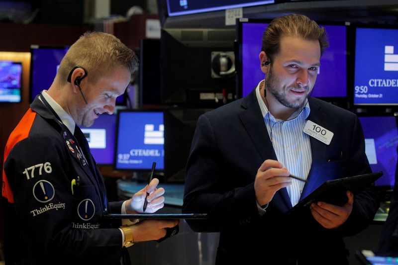 &copy; Reuters. Traders work on the floor of the New York Stock Exchange (NYSE) in New York City, U.S., October 21, 2021.  REUTERS/Brendan McDermid