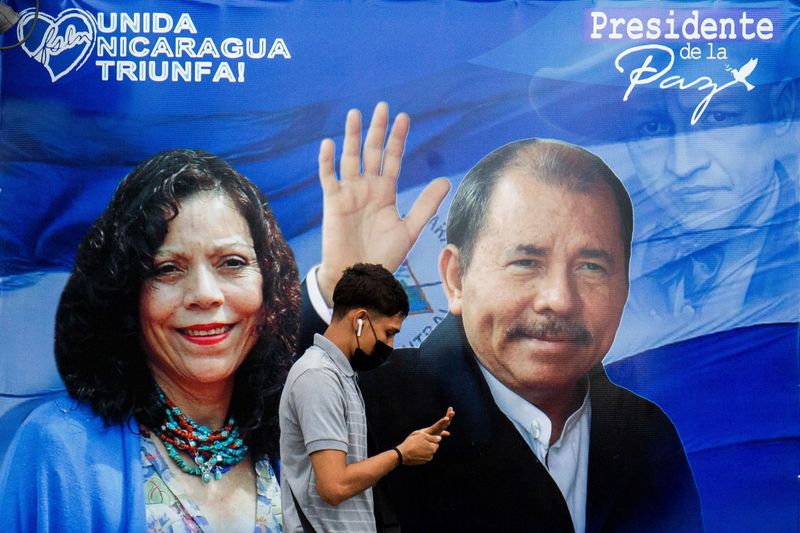 &copy; Reuters. Foto de archivo de un hombre caminando frente a un cartel de campaña del presidente de Nicaragua Daniel Ortega y la Vicepresidenta Rosario Murillo en Managua
Sep 25, 2021. REUTERS/Maynor Valenzuela 
PROHIBIDA SU REVENTA O USO DE ESTA IMAGEN COMO ARCHIVO