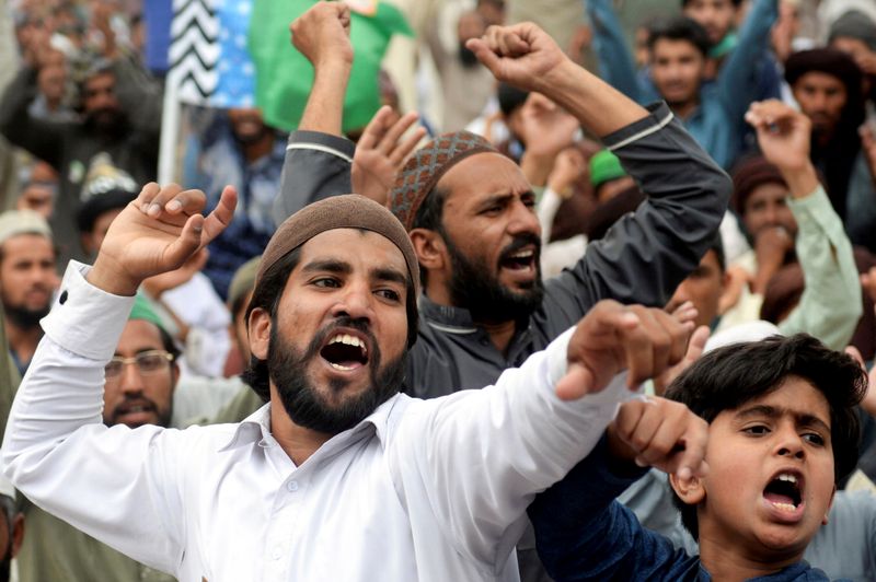 © Reuters. FILE PHOTO: Supporters of the Tehreek-e-Labaik Pakistan (TLP) Islamist political party chant slogans as they protest against the arrest of their leader in Lahore, Pakistan April 16, 2021. REUTERS/Stringer/File Photo