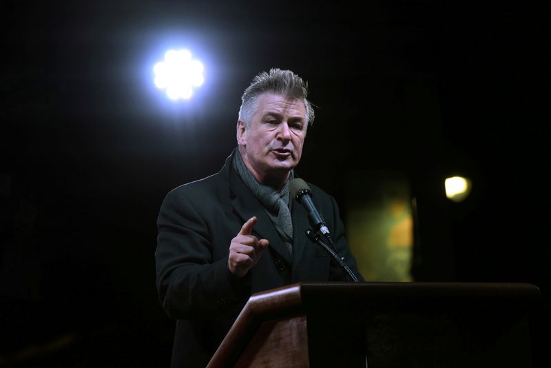 &copy; Reuters. FILE PHOTO: Actor Alec Baldwin speaks at a protest against U.S. President-elect Donald Trump outside the Trump International Hotel in New York City, U.S. January 19, 2017. REUTERS/Stephanie Keith/File Photo