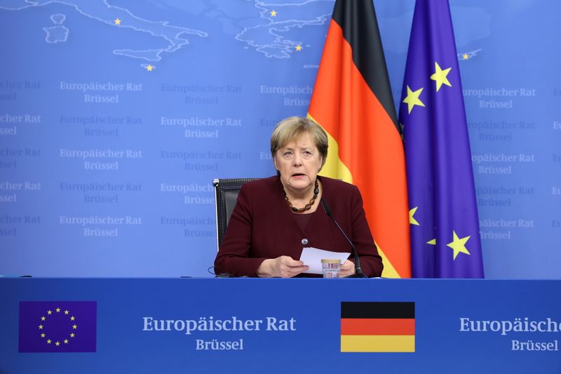 &copy; Reuters. Les dirigeants européens, réunis à Bruxelles, ont réservé vendredi une ovation debout à Angela Merkel, qui assistait à son 107e et sans doute dernier sommet en tant que chancelière allemande. /Photo prise le 22 octobre 2021/REUTERS/Aris Oikonomou