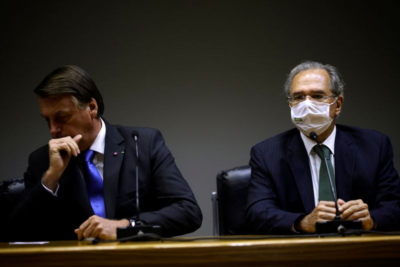 &copy; Reuters. Bolsonaro e Guedes em entrevista em Brasília
 22/10/ 2021 REUTERS/Ueslei Marcelino
