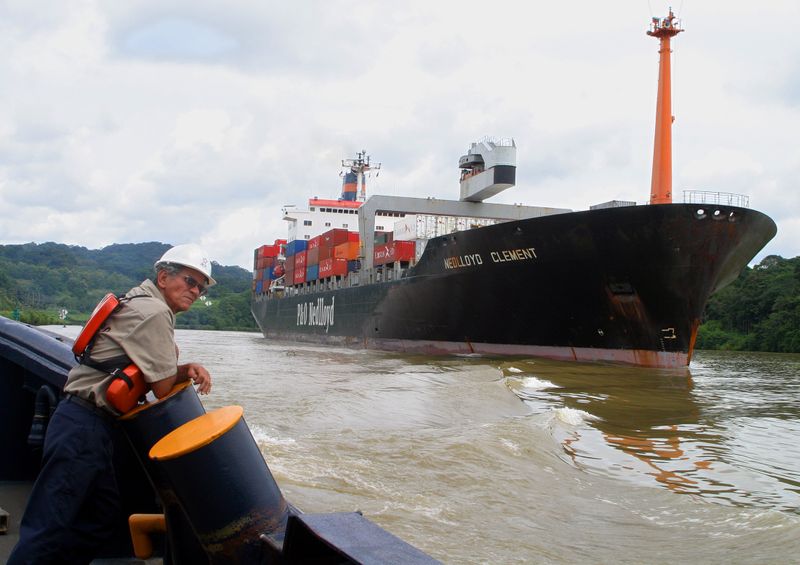 &copy; Reuters. Navio do tipo panamax cruzando o Canal do Panamá 
25/08/2005
REUTERS/Alberto Lowe