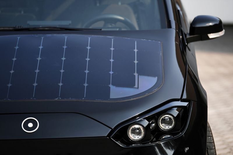 &copy; Reuters. Solar cell panels are seen on the hood of German solar car company Sono Motors' prototype car "Sion" in Munich, Germany, August 1, 2018.  Picture taken August 1, 2018.  REUTERS/Andreas Gebert/Files