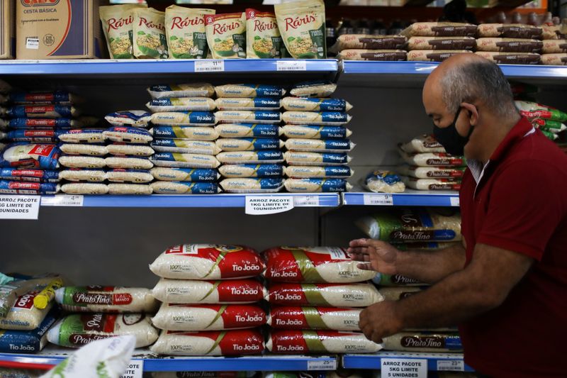 &copy; Reuters. Consumidor faz compras em supermercado do Rio de Janeiro
10/09/2020
REUTERS/Pilar Olivares