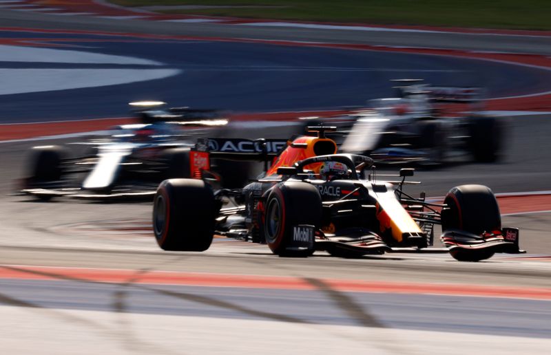 &copy; Reuters. Fórmula Uno F1 - Gran Premio de Estados Unidos - Circuito de las Américas, Austin, Texas, Estados Unidos - 22 de octubre de 2021. Max Verstappen de Red Bull durante la práctica. REUTERS/Brian Snyder