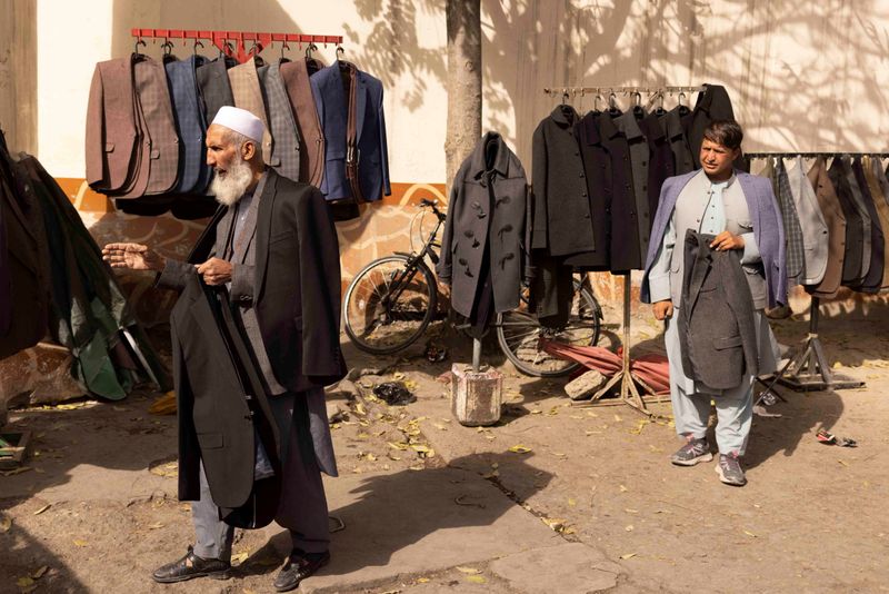 &copy; Reuters. FILE PHOTO: Vendors sell men winter jackets in Kabul, Afghanistan October 22, 2021. REUTERS/Jorge Silva