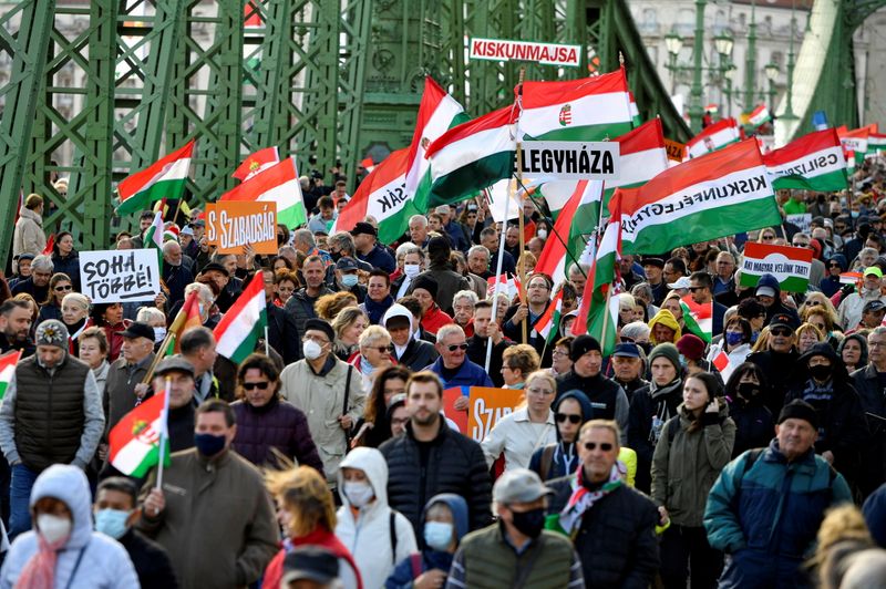 &copy; Reuters. Des dizaines de milliers de partisans de Viktor Orban se sont rassemblés samedi à Budapest pour afficher leur soutien au Premier ministre nationaliste hongrois en vue des élections législatives de l'an prochain. /Photo prise le 23 octobre 2021/REUTERS