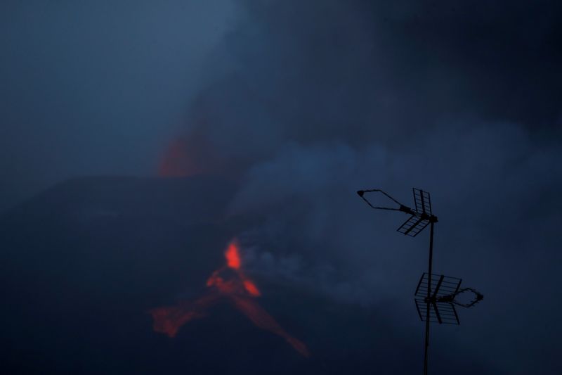 © Reuters. الدخان يتصاعد مع استمرار ثوران بركان كمبر فيجا في جزيرة لا بالما الإسبانية يوم السبت. تصوير:رويترز.
