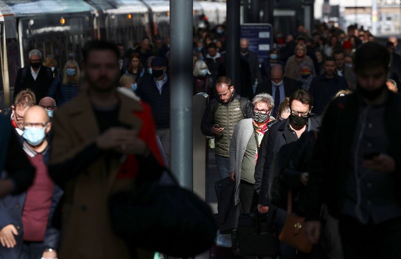 &copy; Reuters. أناس على الرصيف بعد خروجهم من قطار في محطة كينجز كروس في العاصمة البريطانية لندن يوم 21 أكتوبر تشرين الأول 2021. تصوير: هنري نيكولز - رويترز.