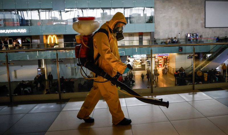 &copy; Reuters. A specialist wearing personal protective equipment (PPE) sprays disinfectant while sanitizing the Leningradsky railway station amid the outbreak of the coronavirus disease (COVID-19) in Moscow, Russia October 19, 2021. REUTERS/Maxim Shemetov