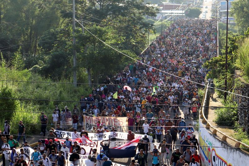 &copy; Reuters. Migrantes de Centroamérica y Haitú caminan en caravana en dirección a la capital mexicana a fin de pedir asilo o estatus de refugiados, en Tapachula, estado de Chiapas, México. Octobre 23, 2021. REUTERS/Jose Torres