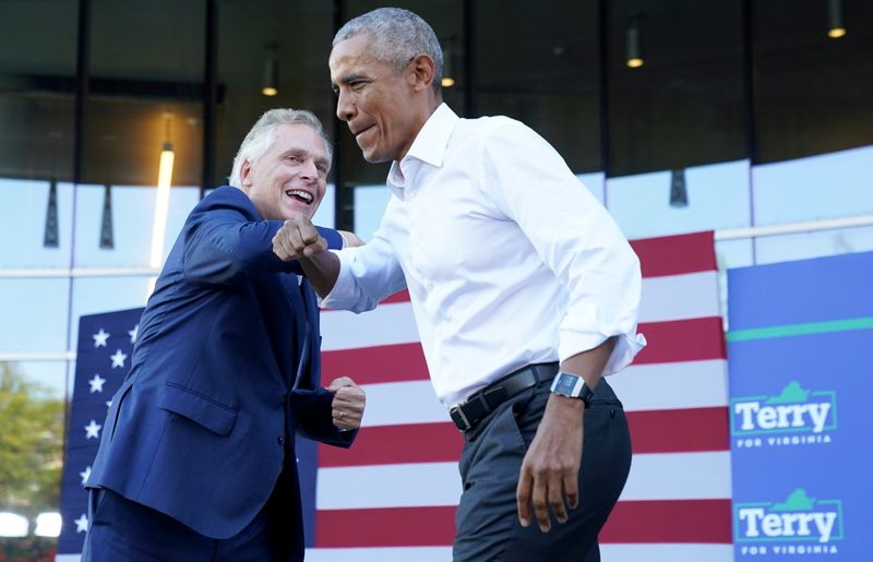 © Reuters. Virginia Democratic gubernatorial candidate Terry McAuliffe welcomes former U.S. President Barack Obama during his campaign rally in Richmond, Virginia, U.S. October 23, 2021. REUTERS/Kevin Lamarque