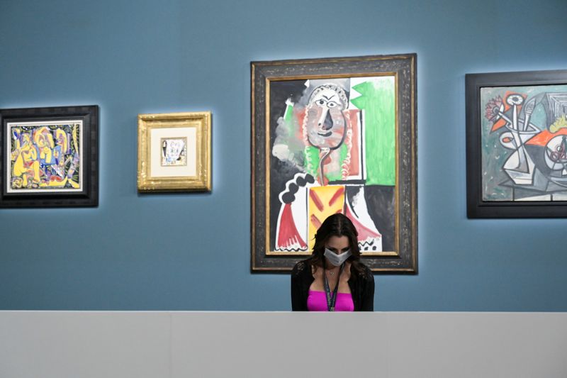 &copy; Reuters. موظفة في دار سوذبيز تجهز للمزاد الذي شمل 11 لوحة من أعمال بيكاسو في فندق بيلاجيو في لاس فيجاس يوم السبت. تصوير: بريدجت بنيت - رويترز