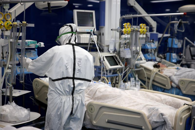&copy; Reuters. FILE PHOTO: A medic tends to coronavirus disease (COVID-19) patients at the intensive care unit (ICU) of Pirogov hospital in Sofia, Bulgaria, October 15, 2021. REUTERS/Stoyan Nenov/File Photo