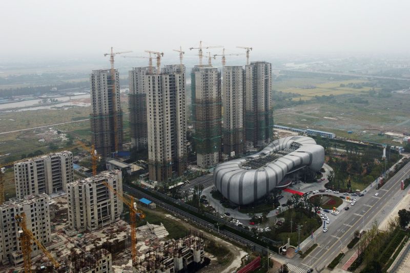 &copy; Reuters. Le groupe immobilier China Evergrande, lourdement endetté, a annoncé dimanche avoir relancé plus de 10 chantiers de construction dans six villes, dont Shenzhen. /Photo prise le 22 octobre 2021/REUTERS/Xihao Jiang