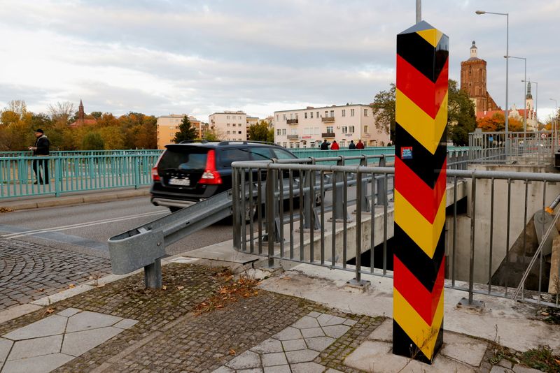 &copy; Reuters. أشخاص يعبرون الحدود بين ألمانيا وبولندا في بلدة جوبين يوم السبت - رويترز.
