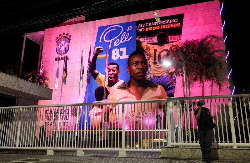 &copy; Reuters. FOTO DE ARCHIVO-Una pancarta gigante celebra el 81º cumpleaños de la leyenda del fútbol brasileño Pelé en la sede de la CBF (Confederación Brasileña de Fútbol), en Río de Janeiro, Brasil. 23 de octubre de 2021. REUTERS/Ricardo Moraes 